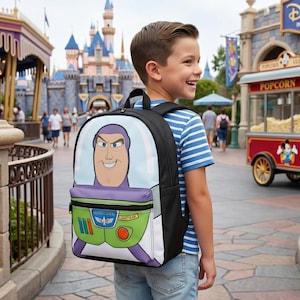 Puede incluir: Mochila negra con un gran gráfico de Buzz Lightyear. La mochila tiene un bolsillo morado y detalles verdes y blancos. El diseño incluye la palabra "Lightyear" y un logotipo de guardabosques espacial. La mochila la lleva una persona.