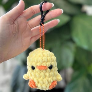 Crochet baby chicken keychain plushie. Decorate your bag or keys with this handmade amigurumi baby chick plush!