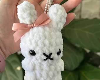 Sleutelhanger konijn, gehaakt wit kawaii konijn met striksleutelhanger. Het handgemaakte gehaakte konijntje kan aan je sleutelbos worden toegevoegd of je tas versieren!