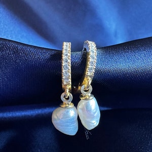 Real Pearl Huggies| Pearl Huggie Earrings in Silver| Gold Plated Baroque Pearl Hoops| CZ Gold Pearl Hoop Earrings Simple Pearl Hoop Earrings