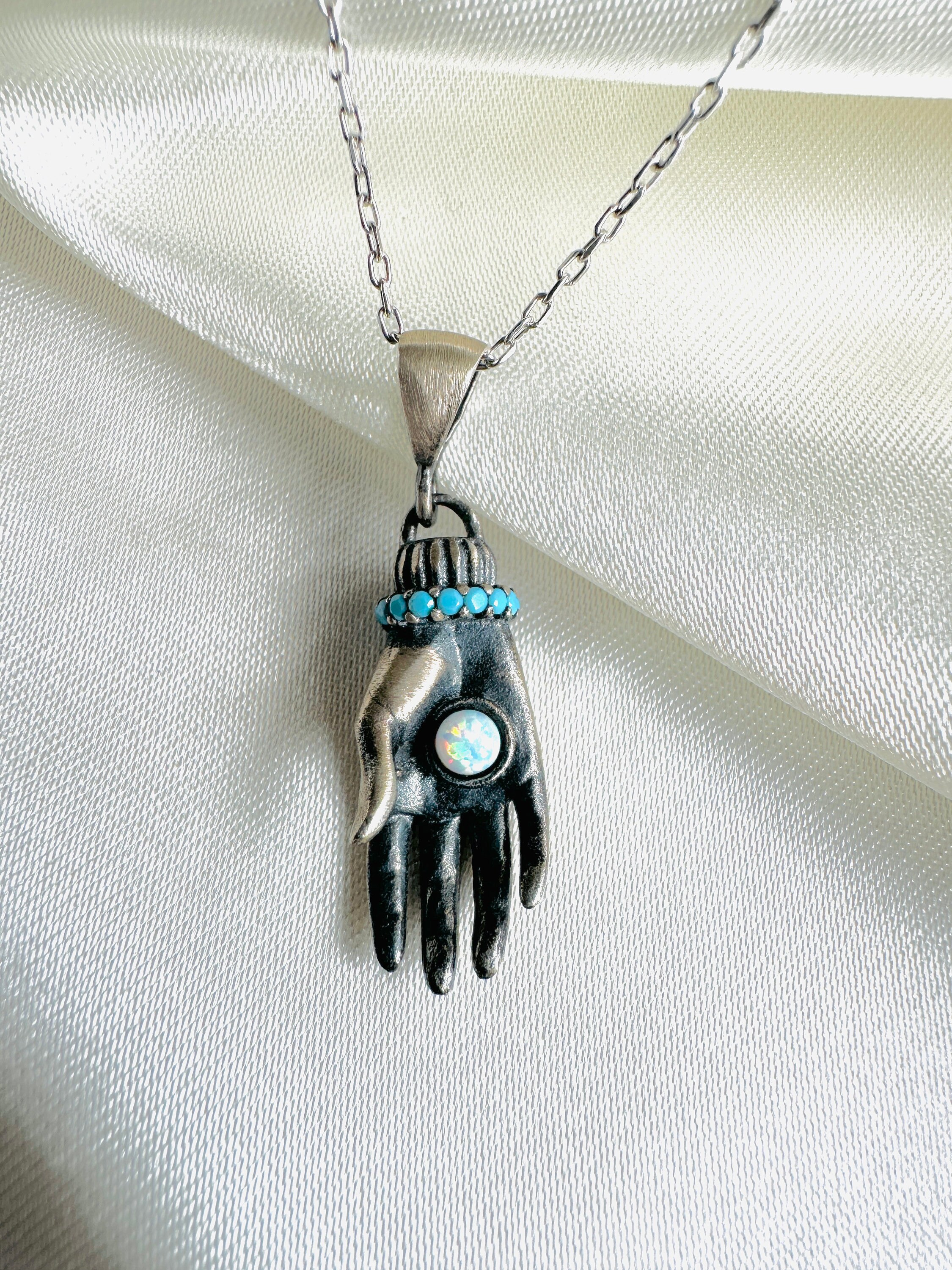 Collana in Argento Sterling 925 con ciondolo Mano di Fatima in Porcellana Bianca – Tiké Jewels Collana in Argento Sterling 925 con ciondolo Mano di Fatima in Porcellana Bianca – Tiké Jewels