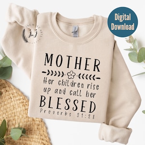 Op de afbeelding: Een beige sweatshirt met een zwarte afbeelding met de tekst "MOTHER - Her children rise up and call her BLESSED Proverbs 31:28".