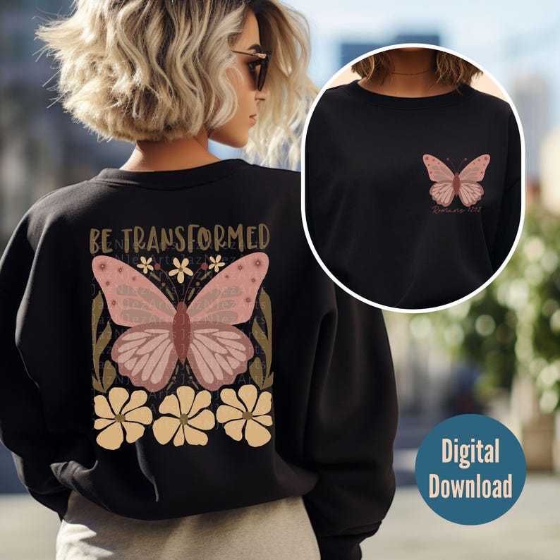 Może przedstawiać: Czarna bluza z r&oacute;żowym motylem i napisem "BE TRANSFORMED" z tyłu. Prz&oacute;d bluzy ma mniejszego r&oacute;żowego motyla z napisem "BEING ME".