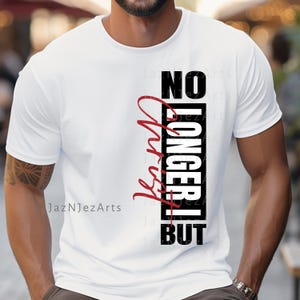 Peut inclure: T-shirt blanc avec l'inscription "No Longer But First" en noir et rouge. Les mots sont alignés verticalement sur le côté droit du t-shirt. Le t-shirt est à manches courtes.