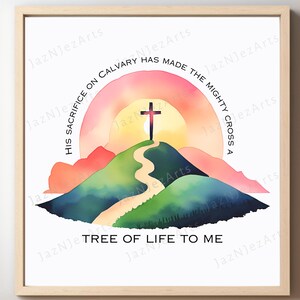 Puede incluir: Una ilustración de acuarela de una montaña con una cruz en la cima. El sol se pone detrás de la montaña y el cielo es una mezcla de rosa, naranja y amarillo. El texto "Su sacrificio en el Calvario ha hecho de la poderosa cruz un árbol de vida para mí" está escrito alrededor de la montaña.