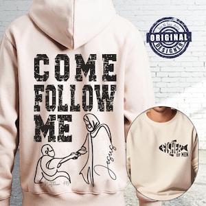 Puede incluir: Una sudadera con capucha de color beige claro con el texto "COME FOLLOW ME" en letras negras desgastadas. Debajo, un dibujo lineal de dos figuras, una de las cuales extiende la mano. La palabra "Jesus" está escrita en cursiva. Una imagen más pequeña muestra una sudadera beige con un gráfico de pez.