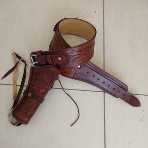 ハンドメイドウエスタンレザーリボルバーホルスター（ベルト付き） - デュアルトーン - 4インチ～6.5インチバレル対応 - .22、.38/.357、.44/.45口径 - カウボーイスタイル