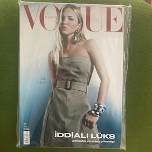 Vogue Türkei April 2024 Abdeckung Lila Moss Aron Piper Vogue Man Ergänzung / Kostenloser schneller Versand weltweit Bild 2