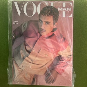 Vogue Türkei April 2024 Abdeckung Lila Moss Aron Piper Vogue Man Ergänzung / Kostenloser schneller Versand weltweit Bild 4