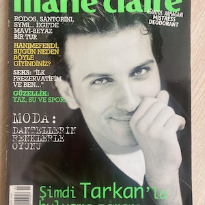 Könnte beinhalten: Das Cover der Zeitschrift Marie Claire zeigt ein Porträt eines lächelnden Mannes. Der Titel der Zeitschrift ist grün. Türkischer Text ist sichtbar, darunter "Şimdi Tarkan'la buluşma zamanı..." und weitere Artikel.