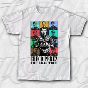 Könnte beinhalten: Weißes T-Shirt mit einer bunten Collage von Rennfahrern, darunter Checo Perez, mit dem Text "Checo Perez The Eras Tour".