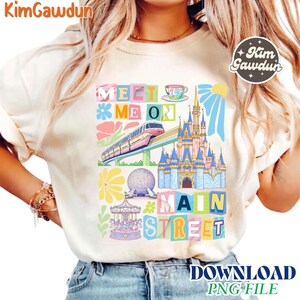 Może przedstawiać: Kremowa koszulka z kolorowym wzorem graficznym z napisem "MEET ME ON MAIN STREET". Projekt zawiera kolejkę jednoszynową, zamek, filiżankę, kwiat, karuzelę i kulę. Słowa "DOWNLOAD PNG FILE" znajdują się na dole.