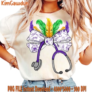 Puede incluir: Una camiseta blanca con un estetoscopio morado y un lazo blanco con un patrón floral. El lazo está decorado con plumas verdes y doradas. El texto "PNG FILE Instant Download - 4500*5400 - 300 DPI" está en la parte inferior de la imagen.