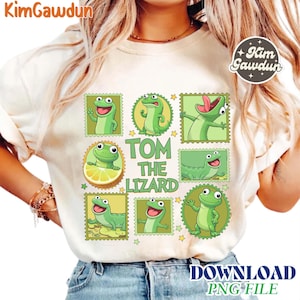 Può includere: T-shirt color crema con un disegno di lucertole verdi dei cartoni animati in cornici a forma di francobollo. Il testo "TOM THE LIZARD" è centrato, con le parole in verde. La maglietta ha anche il testo "DOWNLOAD PNG FILE".
