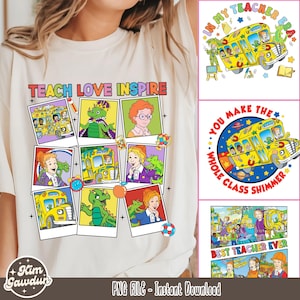 Può includere: T-shirt color crema con un design grafico colorato. Il design include le parole "TEACH LOVE INSPIRE" sopra un collage di immagini di cartoni animati. Ulteriori grafiche includono un autobus scolastico giallo e il testo "IN MY TEACHER ERA".