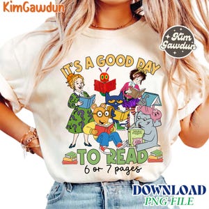 Puede incluir: Camiseta color crema con un gráfico colorido con personajes de dibujos animados leyendo libros. El texto "IT'S A GOOD DAY TO READ 6 or 7 pages" se muestra en amarillo y verde. La camiseta también tiene el texto "DOWNLOAD PNG FILE".