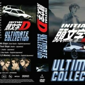 Peut inclure: Coffret DVD "Initial D: Ultimate Collection" avec une voiture blanche et des détails noirs. La couverture comprend du texte japonais, des illustrations de personnages et le titre en anglais. Le dos détaille les étapes et les options audio.