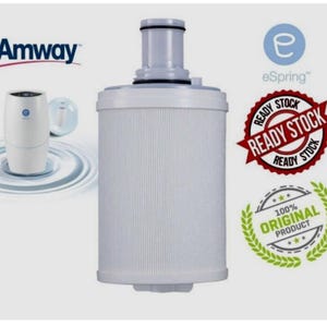 Puede incluir: Cartucho de filtro de agua blanco con diseño cilíndrico y ranuras verticales. El logotipo de Amway es visible, junto con la marca eSpring. Gráficos adicionales: "Ready Stock" y "100% Original Product".