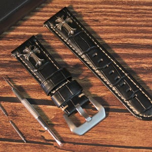 マット本革機械式時計ストラップ 24mm - クロコダイルテクスチャエンボス加工、クロスレリーフ彫刻