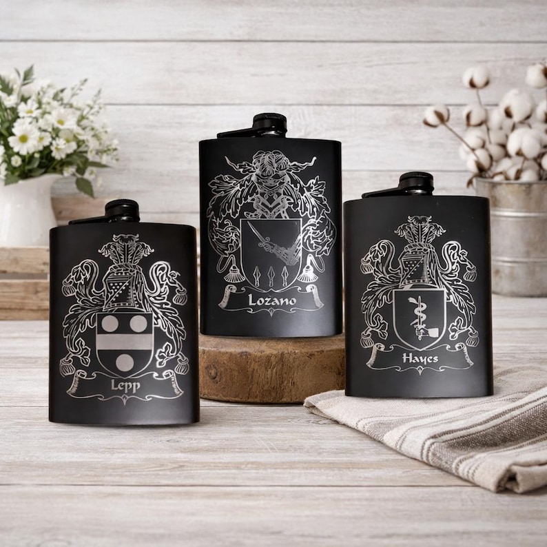 Personalized Family Crest Coat of Arms Laser Engraved Flask 画像 1