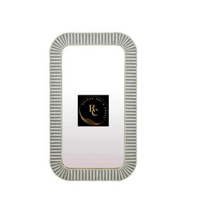 Puede incluir: Espejo de pared rectangular con marco a rayas grises y blancas. El espejo tiene esquinas redondeadas y una superficie reflectante. El diseño del marco presenta rayas grises y blancas alternas. Un artículo decorativo.