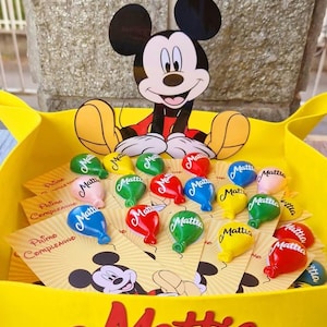 Segnaposto tag cartoncino sagomato con gessetto palloncino magnete personalizzato, idea regalo fine festa, bomboniera topolino e palloncino.