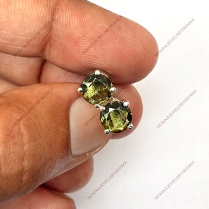 モルダバイトスタッドピアス：925スターリングシルバー、7mmジェムストーン