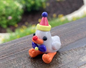 Handgemaakt beeldje clowneend