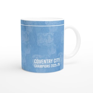 Może przedstawiać: Biały ceramiczny kubek z jasnoniebieskim wzorem w stylu akwareli. Kubek ma biały napis "COVENTRY CITY CHAMPIONS 2025-26". Kubek ma biały uchwyt i białą obwódkę.