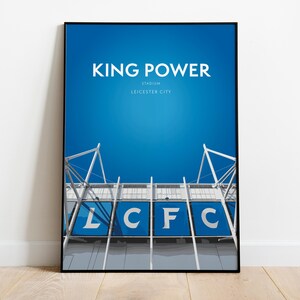Puede incluir: Una ilustración azul y blanca del King Power Stadium, hogar del Leicester City Football Club. El nombre del estadio está escrito en blanco en la parte superior de la imagen, y las iniciales del club, "LCFC", se muestran en azul en el techo del estadio.