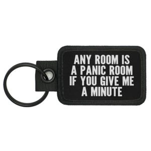 Peut inclure: Porte-clés noir avec une étiquette rectangulaire noire qui dit "Any room is a panic room if you give me a minute".
