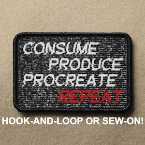 Pode incluir: Remendo retangular com as palavras "CONSUME PRODUCE PROCREATE REPEAT" em texto branco e vermelho sobre um fundo preto e branco. O remendo tem uma borda preta e o texto "HOOK-AND-LOOP OR SEW-ON!" na parte inferior.