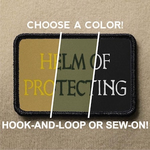 Könnte beinhalten: Ein Patch mit dem Text "HELM OF PROTECTING" in schwarzer, weißer und gelber Schrift auf einem braunen, grünen und schwarzen Hintergrund. Wählen Sie eine Farbe und eine Option zum Anbringen mit Klettverschluss oder zum Annähen.