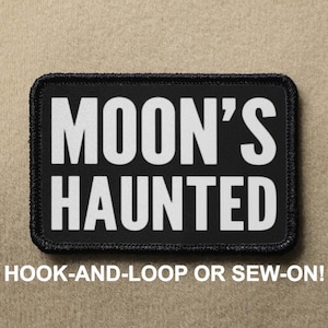 Könnte beinhalten: Eine weiße Keramik-Tasse mit schwarzem Henkel und dem Text "But First, Coffee" in handschriftlichem Stil. Die Tasse steht auf einer weißen Oberfläche. Die Tasse ist etwa 10 cm hoch.