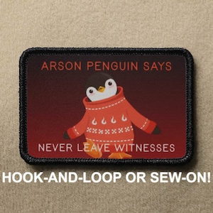 Peut inclure: Un pingouin noir et blanc portant un pull rouge avec un motif de flocon de neige blanc. Le pingouin se tient sur un fond rouge et noir. Le texte "Arson Penguin Says" est au-dessus du pingouin et le texte "Never Leave Witnesses" est en dessous du pingouin. Le texte "Hook-and-Loop or Sew-On!" est en dessous de l'image.