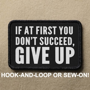 Könnte beinhalten: Schwarz-weißer Patch mit dem Text "IF AT FIRST YOU DON'T SUCCEED, GIVE UP" in weißen Buchstaben. Der Patch ist zum Anbringen mit Klettverschluss oder zum Annähen geeignet.