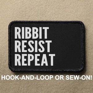 Puede incluir: Parche rectangular negro con texto blanco "RIBBIT RESIST REPEAT". El parche tiene un borde negro y las palabras "HOOK-AND-LOOP OR SEW-ON!" están en la parte inferior.