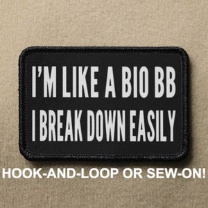 Peut inclure: Patch noir avec du texte blanc qui dit "I'M LIKE A BIO BB I BREAK DOWN EASILY". Le patch est pour une fixation à boucle ou à coudre.