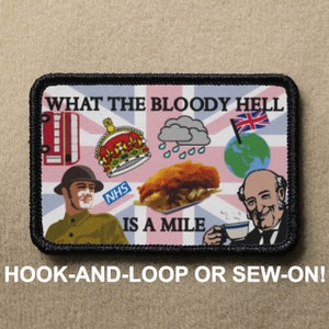 以下が含まれることがあります： 黒い縁取りの長方形パッチ。ユニオンジャックの背景と様々な英国をテーマにしたイラストが特徴です。「WHAT THE BLOODY HELL IS A MILE」と書かれています。王冠、フィッシュアンドチップス、兵士の画像が含まれています。「HOOK-AND-LOOP OR SEW-ON!」の文字が下部にあります。