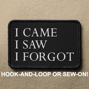 Pode incluir: Etiqueta bordada preta e branca com o texto "I CAME I SAW I FORGOT" em um fundo preto. A etiqueta tem uma borda preta e é rotulada como "HOOK-AND-LOOP OR SEW-ON!"