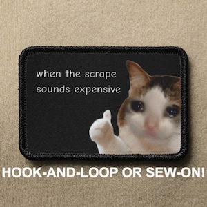 Op de afbeelding: Zwart-witte patch met een verdrietige kat die een duim omhoog geeft. De tekst op de patch luidt "when the scrape sounds expensive". De patch is voor klittenband of om te naaien.