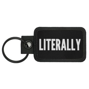 Puede incluir: Llavero negro con una etiqueta rectangular negra que dice "LITERALLY" en letras blancas.