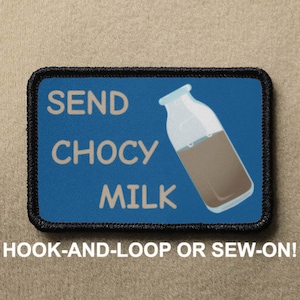 以下が含まれることがあります： 「SEND CHOCY MILK」という文字と、チョコレートミルクで満たされたガラスのミルクボトルの漫画イラストが描かれた、青と黒の刺繍パッチです。