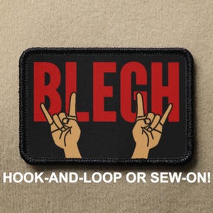 Pode incluir: Remendo preto com texto vermelho que diz "BLEGH" e duas mãos de desenho animado com o indicador e o mindinho estendidos em um gesto de rock and roll.