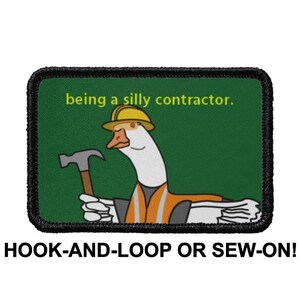 Puede incluir: Un parche verde y negro con un ganso de dibujos animados que lleva un casco amarillo y sostiene un martillo. El texto "being a silly contractor." está escrito en amarillo en el parche. El parche está etiquetado como "HOOK-AND-LOOP OR SEW-ON!"