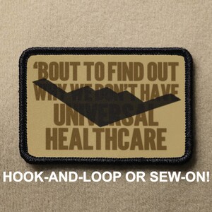 以下が含まれることがあります： ベージュと黒の刺繍パッチで、'BOUT TO FIND OUT WHY WE DON'T HAVE UNIVERSAL HEALTHCARE'というテキストとステルス爆撃機の黒いシルエットが描かれています。パッチはフックアンドループまたは縫い付けのバックアップが付いています。