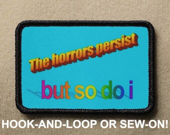 Los horrores persisten, pero yo también. Parche de moral novedoso con meme de vergüenza (velcro o para coser) - Colección PATCHRIOT