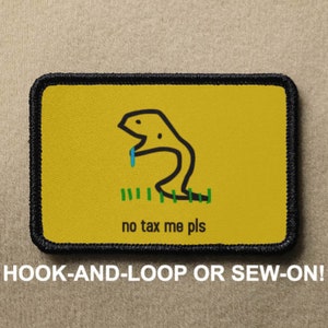 Pode incluir: Um remendo bordado amarelo com contorno preto. O remendo apresenta um sapo de desenho animado com uma língua azul, grama verde e o texto "no tax me pls".