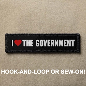 Può includere: Toppa nera con testo bianco che recita "I ♥ THE GOVERNMENT". La toppa ha un retro in velcro per il fissaggio a vestiti o borse.