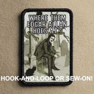 以下が含まれることがあります： 墓石に座っているエドガー・アラン・ポーの漫画の画像が刺繍された黒と白のワッペン。ワッペンには「Where them Edgar Allan hoes at?」と「Hook-and-loop or sew-on!」の文字が書かれている